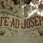Inscripción ITE AD JOSEPH, en el pedestal