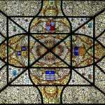 Claraboya de cristales de colores con motivos florales y escudos heráldicos