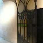 Puertas de hierro forjado con cristalera del patio interior (2)