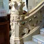 Pilar de mármol del inicio de la escalera principal