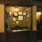 Oficina con reloj circular
