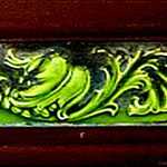 Azulejo de cerámica vidriada de color verde y motivo vegetal