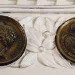 Reproducción de medallas (por las dos caras) ganadas en concursos de fórmulas magistrales, sobre cenefas florales 