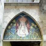Detalle del mosaico con la figura de la Virgen y el Espíritu Santo