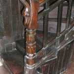 Pilar de madera con forma de cabeza y cuello de cisne (inicio de la barandilla de la escalera del altillo)