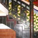 Pilar del rellano y barandilla de madera de la escalera del altillo