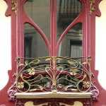 Cristalera de madera y reja de hierro forjado del balcón