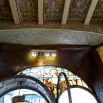 Arcos de hierro forjado con el vitral de la segadora y las columnas del techo
