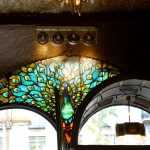 Arcos de hierro forjado con el vitral del pavo real