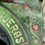 Detalle floral del mosaico policromado
