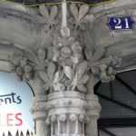Capitel de una de las columnas del portal