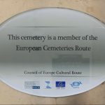  Placa de miembro de la Ruta Europea de Cementerios