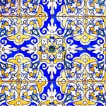 Azulejos de cerámica con motivos floraels de Pujol i Bausis-La Rajoleta