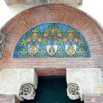Portal con tímpano de mosaico y escultura incrustada (posiblemente más antigua)