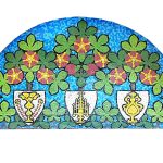 Mosaico de teselas de cerámica esmaltada y de cristal, decorado con escudos con los cálices y relicario de san Eloy y hojas de castaño y flores