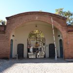 Sortint pel portal principal - Saliendo por el portal principal